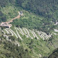 La route partant du tunnel et montant au col.