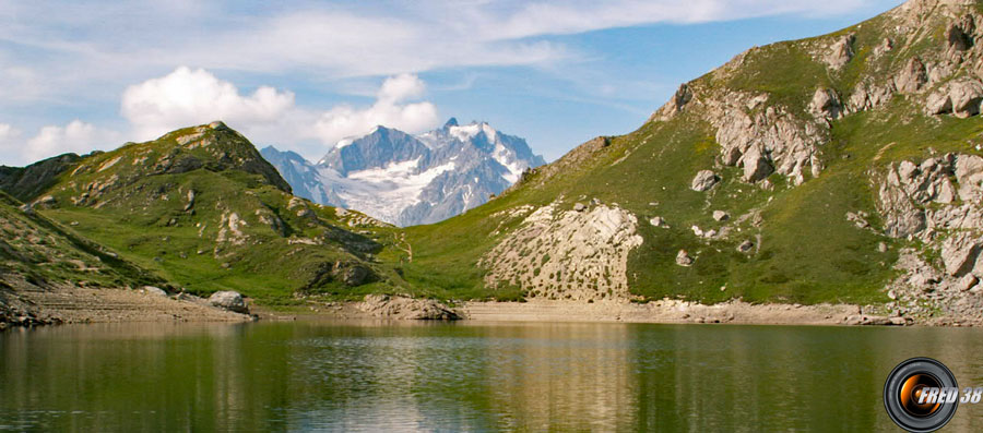 Le Grand Lac et en fond la Meije.