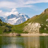 Le Grand Lac et en fond la Meije.