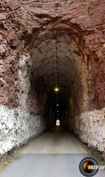 La route emprunte l'ancienne voie du tramway