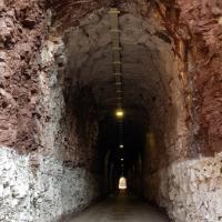 La route emprunte l'ancienne voie du tramway