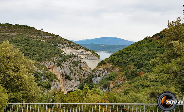 L'arrière du barrage de Sainte-Croix.