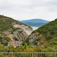 L'arrière du barrage de Sainte-Croix.