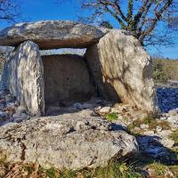 Un des 140 dolmens.