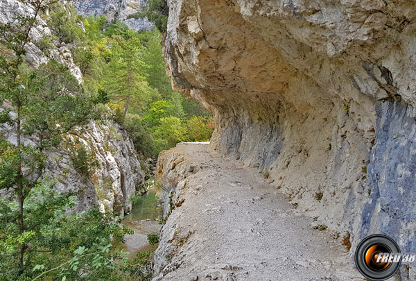 Passage en corniche au début.