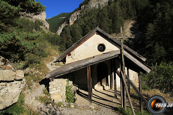La chapelle Saint-Pierre sous le sentier. 