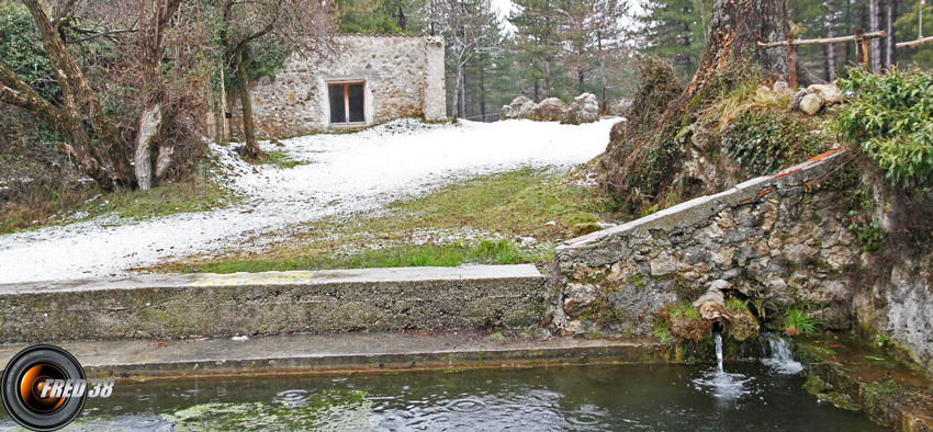 Gîte de Trévans et son grand bassin.