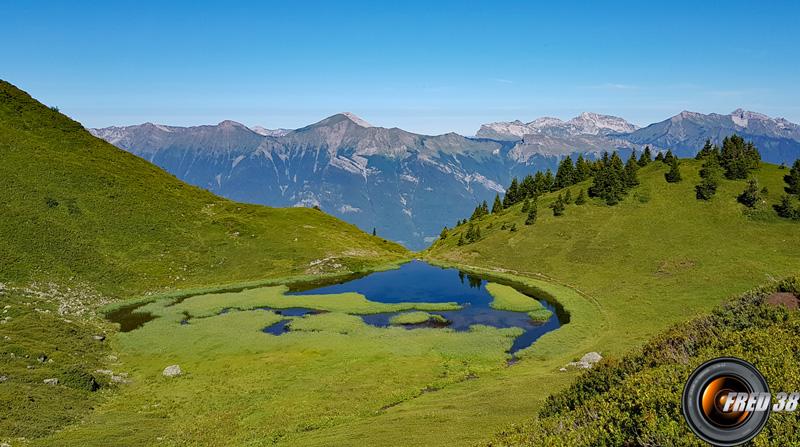 Lac Vert et en fond les Bauges.