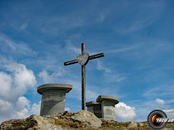La croix et les tables d'orientation du sommet.