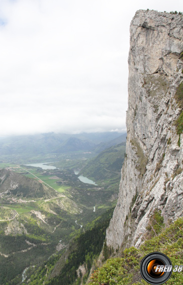 L'imposante falaise sous le sommet.