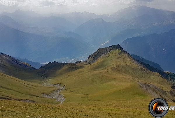 La descente vers le vallon passant à gauche du 