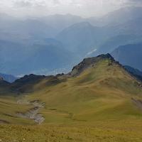 La descente vers le vallon passant à gauche du 