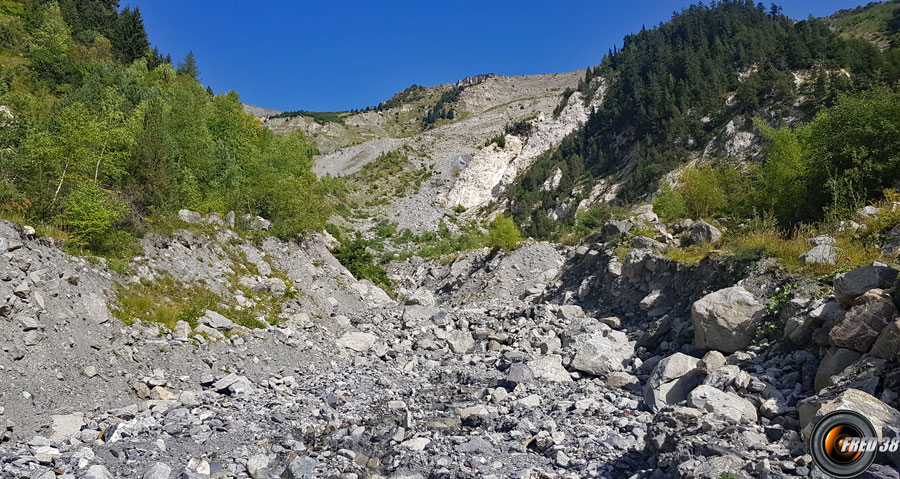 Traversée du torrent de la Ravoire, avant de remonter sur le col du Chaussy.