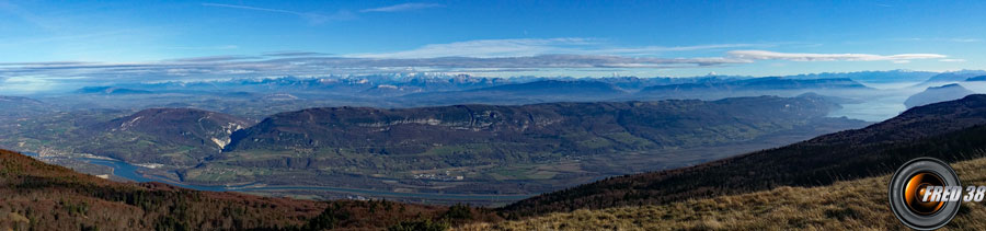 Vue panoramique de la croix proche du sommet.