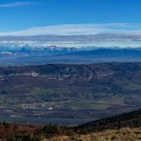 Vue panoramique de la croix proche du sommet.