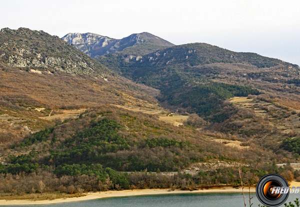 Le sommet vu du lac de Sainte croix.