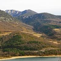 Le sommet vu du lac de Sainte croix.