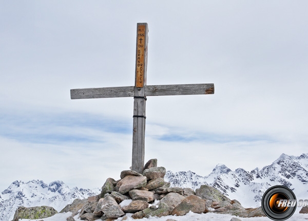 La croix du sommet, singulièrement raccourcie par rapport à 2004.