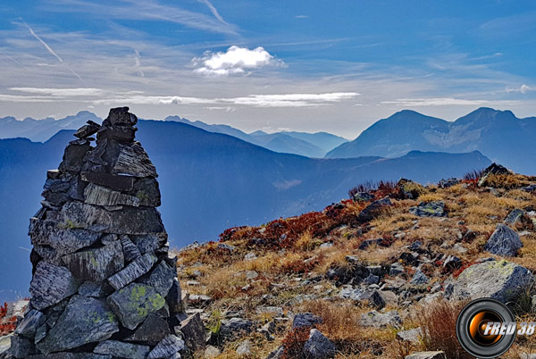 Le  sommet du Petit Van et à droite la Pyramide et le Taillefer.