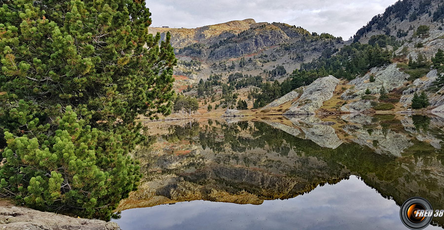 Lac Achard et à droite le col de l'Infernet.