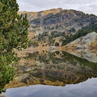 Lac Achard et à droite le col de l'Infernet.