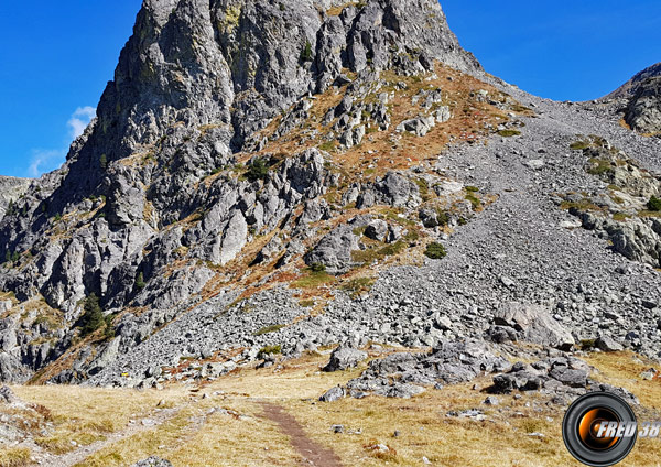 Col des Lessines et à droite dans les rochers le départ