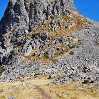 Col des Lessines et à droite dans les rochers le départ