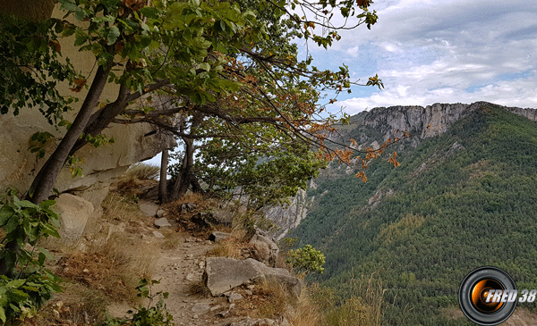 Passage longeant la falaise.