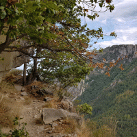 Passage longeant la falaise.