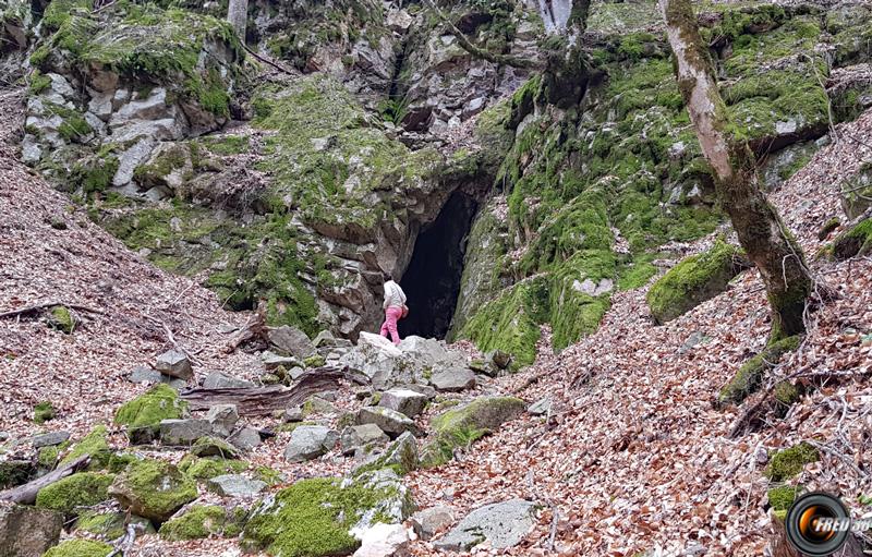 Le genre de grotte, visible de la route.