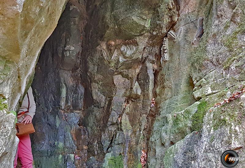 Dans la grotte.