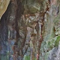 Dans la grotte.