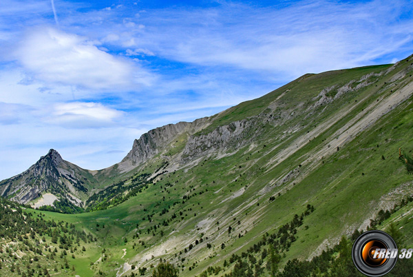 Le sommet à droite, et à gauche le col de Seysse.