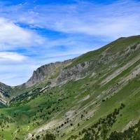 Le sommet à droite, et à gauche le col de Seysse.