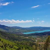 Vue sur le lac de Sainte-Croix.