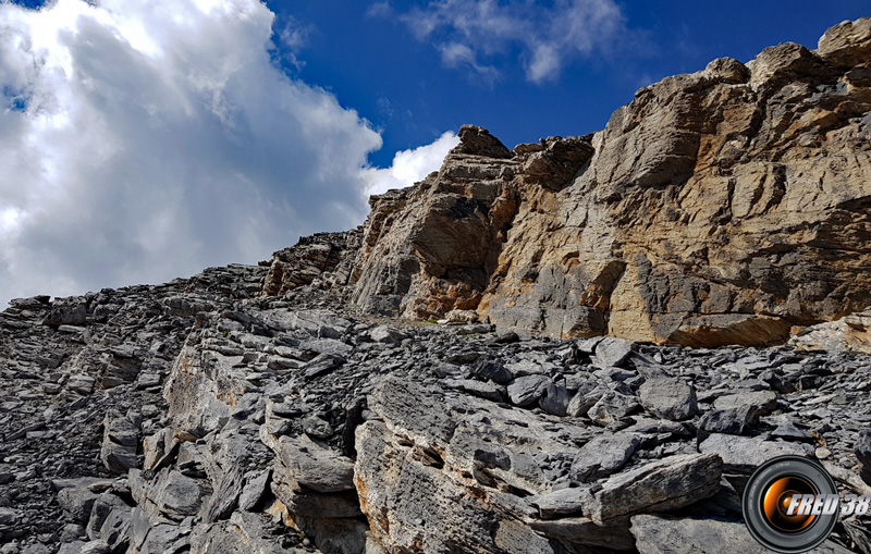 Montée dans les rochers.