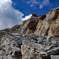 Montée dans les rochers.