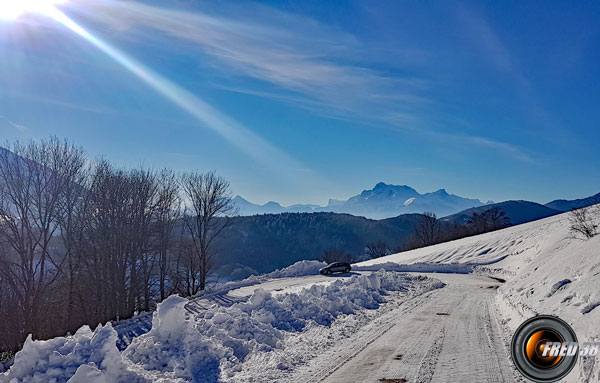 Le parking avant le hameau.