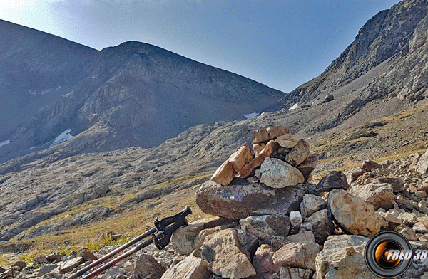 Le cairn avec le petit col,