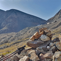 Le cairn avec le petit col,