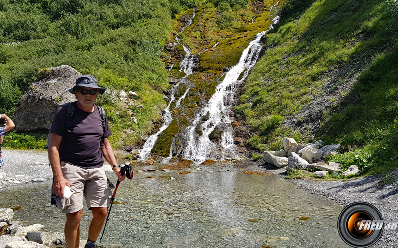 La cascade sur la piste.