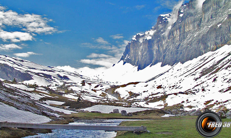 Le ruisseau d'Anterne avec sa passerelle, et les rochers des Fiz.