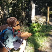 Fontaine et banc sur le replat.