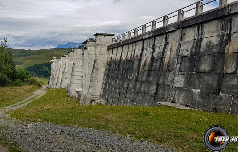 Sous le barrage.