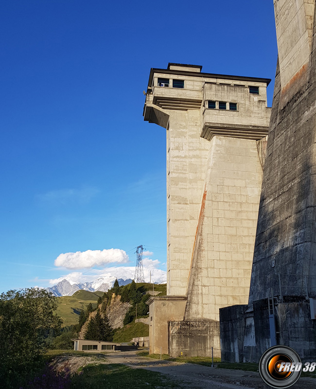 La grande tour du barrage.