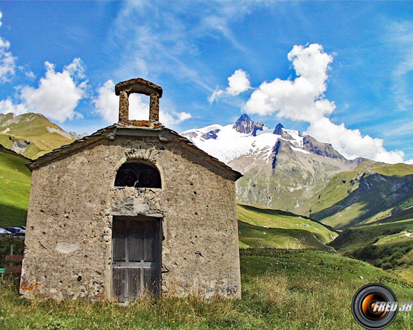 La chapelle de la Ville des Glaciers au départ.