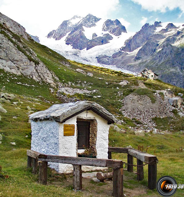 Petit oratoire et en fond le refuge Elisabetta Soldini.