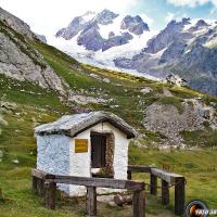 Petit oratoire et en fond le refuge Elisabetta Soldini.