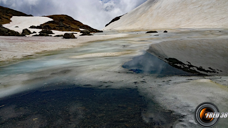 Sous la glace.