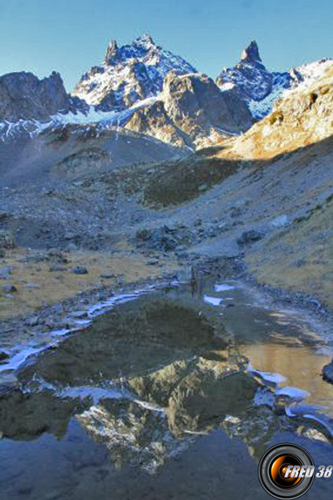 Le lac temporaire situé au dessus du lac des Balmettes et en fond le Grand Pic de Belledonne.